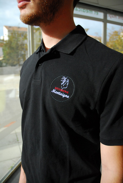 Broderie côté coeur Rotisserie Montaigne sur polo noir